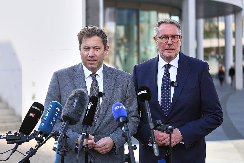 Lars Klingbeil und Alexander Schweitzer am 13.10.2026 via dts Nachrichtenagentur