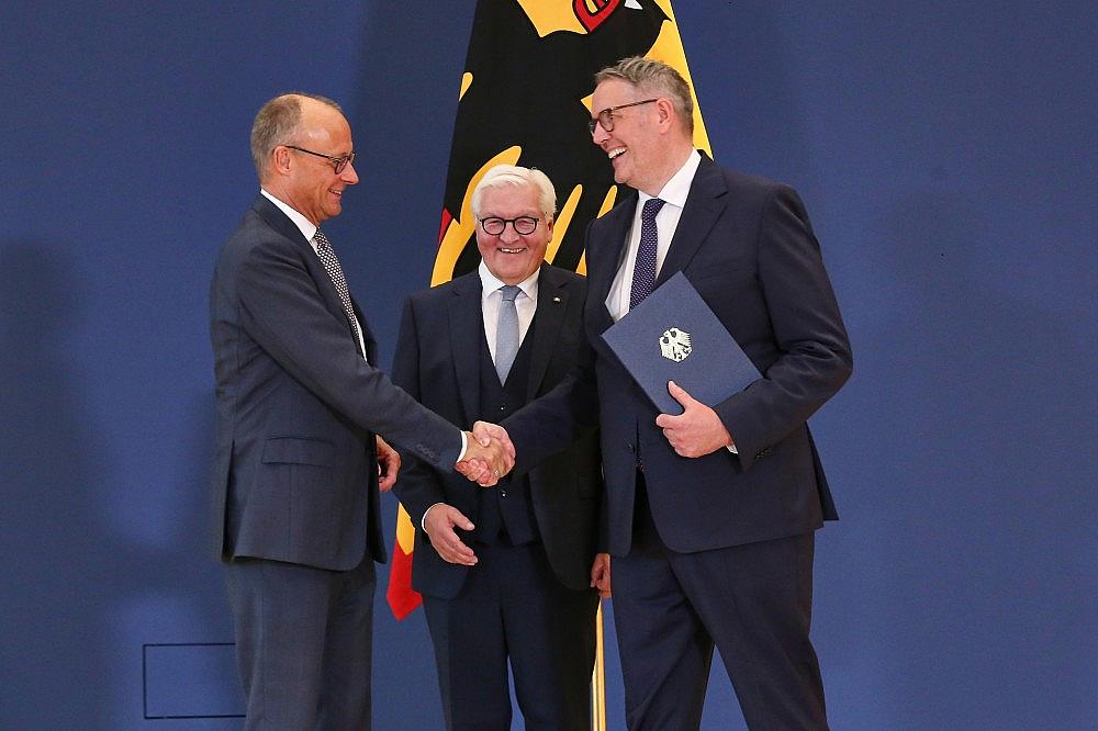 Friedrich Merz, Frank-Walter Steinmeier und Alexander Schweitzer am 13.10.2026