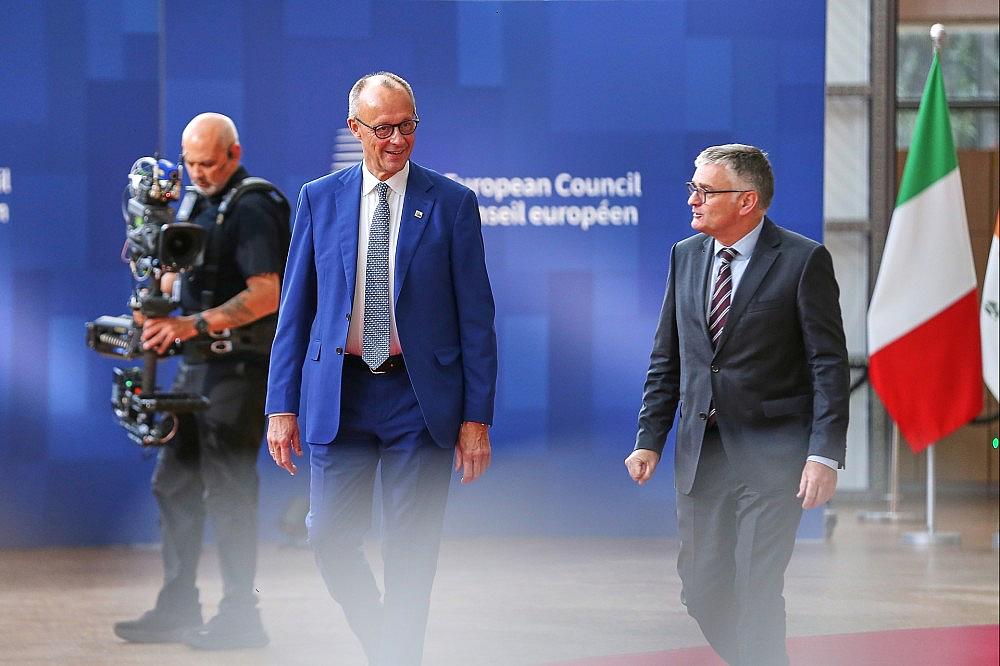 Friedrich Merz und Stefan Kornelius am 15.10.2026 via dts Nachrichtenagentur
