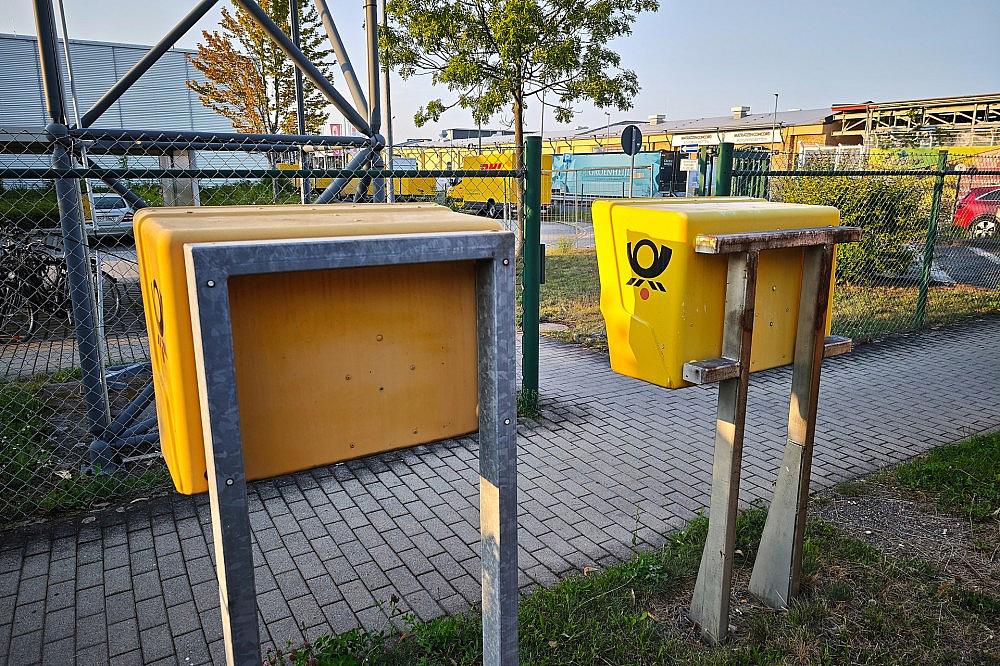 Briefkästen vor Briefzentrum (Archiv)