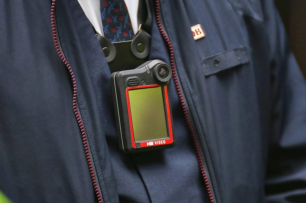 Schaffner mit Bodycam (Archiv)