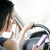 Die Ablenkung bei der Nutzung von Smartphones beim Autofahren ist immens und sehr gefährlich. Die Anzahl, der dadurch verursachten Unfälle, nimmt stetig zu. - Foto: © Martinan - Fotolia.com