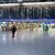Eine Lufthansa-Maschine wird auf dem Flughafen Frankfurt enteist. Wegen Eisregens waren Starts auf Deutschlands größtem Airport vorübergehend ausgesetzt worden. - Foto: Boris Roessler/dpa