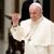 Papst Franziskus steht am Sarg seines verstorbenen Vorgängers. - Foto: Andrew Medichini/AP/dpa