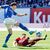 Bremens Mitchell Weiser (l) und Bayerns Alphonso Davies kämpfen um den Ball. - Foto: Axel Heimken/dpa