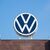 Ein neuer Volkswagen Golf 8 (l) schwebt an einer Produktionslinie im VW Werk. - Foto: Julian Stratenschulte/dpa