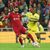 Liverpools Mohamed Salah (l) setzt sich gegen gegen Pervis Estupinan vom FC Villarreal durch. - Foto: Jon Super/AP/dpa