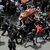 Israelische Polizisten stoßen mit palästinensischen Trauernden, die den Sarg der getöteten Al-Dschasira-Reporterin Abu Akle tragen, zusammen. Während der Prozession ihrer Beerdigung ist es zu Konfrontationen gekommen. - Foto: Maya Levin/AP/dpa