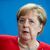Altkanzlerin Angela Merkel schreibt ins Kondolenzbuch. - Foto: Michael Kappeler/dpa