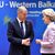 Charles Michel, Präsident des Europäischen Rates, begrüßt Ursula von der Leyen, Präsidentin der Europäischen Kommission, während des EU-Gipfels. - Foto: Geert Vanden Wijngaert/AP/dpa