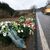Blumen und Kerzen am Tatort, an dem Ende Januar 2022 bei Kusel zwei Polizeibeamte bei einer Fahrzeugkontrolle erschossen wurden. - Foto: Sebastian Gollnow/dpa