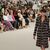 Ein Entwurf von Chanel bei den Haute-Couture-Schauen in Paris. - Foto: Michel Euler/AP/dpa