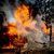 Ein Hubschrauber wirft Wasser auf das Thompson-Feuer - Foto: Noah Berger/AP/dpa