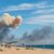 Am Strand von Saky steigt Rauch nach einer Explosion auf. - Foto: AP/dpa
