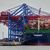 Das Containerschiff «HMM Gdanks» der Reederei «HMM» liegt im Waltershofer Hafen am Container Terminal Burchardkai (CTA). Im Hintergrund ist die Köhlbrandbrücke zu sehen. - Foto: Julian Weber/dpa