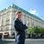 Hotel-Direktor Michael Sorgenfrey vor dem Luxushotel am Pariser Platz in Berlin. - Foto: Wolfgang Kumm/dpa