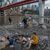 China kämpft gegen die Dürre. Menschen sitzen in einem flachen Wasserbecken im Flussbett des Jialing-Flusses, einem Nebenfluss des Jangtse, in der südwestchinesischen Stadt Chongqing. - Foto: Mark Schiefelbein/AP/dpa
