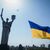 Eine Drohne trägt eine große Nationalflagge vor das ukrainische Mutterland-Denkmal in Kiew - Foto: Evgeniy Maloletka/AP/dpa