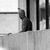 Ein vermummter arabischer Terrorist zeigt sich auf dem Balkon des israelischen Mannschaftsquartiers im Olympischen Dorf. - Foto: picture alliance / dpa