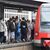 Bahnfahrer drängen sich am Deutzer Bahnhof in Köln in einen Regionalzug. - Foto: Roberto Pfeil/dpa