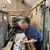 Ein Mann arbeitet in der Fabrik Uist Wool in Grimsay. - Foto: Benedikt von Imhoff/dpa