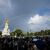 Zahlreiche Menschen haben sich vor dem Buckingham-Palast versammelt - und am Himmel erscheint ein doppelter Regenbogen. - Foto: Frank Augstein/AP/dpa