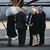 König Charles III. und seine Frau Camilla vor dem Abflug nach London. - Foto: Aaron Chown/PA Wire/dpa