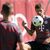 Bayerns Thomas Müller (r) und Joshua Kimmich halten im Training den Ball hoch. - Foto: Sven Hoppe/dpa