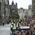 Tausende säumen die Straße: der Trauerzug in Edinburgh. - Foto: Scott Heppell/AP/dpa
