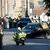 Der Leichenwagen, der den Sarg von Königin Elizabeth II. trägt, verlässt die St.-Giles-Kathedrale auf dem Weg zum Flughafen von Edinburgh. - Foto: Scott Heppell/PA Wire/dpa