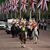 Mitglieder der Household Cavalry reiten die Mall entlang, bevor der Sarg von Königin Elizabeth II. vom Buckingham Palace zur Westminster Hall überführt wird. - Foto: Vadim Ghirda/AP Pool/dpa