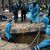 Ukrainische Rettungskräfte bergen bei der Exhumierung in Isjum einen Sarg. - Foto: Evgeniy Maloletka/AP/dpa