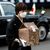 Akie Abe, die Witwe von Shinzo Abe, trägt eine Urne mit seiner Asche, als sie zum Staatsbegräbnis für den ehemaligen Regierungschef an der Kampfsporthalle Nippon Budokan in Tokio eintrifft. - Foto: Kiyoshi Ota/Pool Bloomberg/AP/dpa