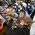 Demonstranten protestieren gegen das Staatsbegräbnis. - Foto: Minoru Iwasaki/Kyodo News/AP/dpa