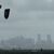 Vor der Skyline von Miami nutzen Kite-Surfer  die starken Winde, die Hurrikan «Ian» verursacht. - Foto: Rebecca Blackwell/AP/dpa