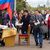 Menschen stehen in Luhansk an, um am Scheinreferendum teilzunehmen. - Foto: Uncredited/AP/dpa