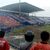 Das Stadion in Malang gleicht nach den Ausschreitungen einem Trümmerfeld. - Foto: Hendra Permana/AP/dpa