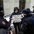 Russische Polizisten halten im vergangenen Dezember einen Mann fest, der vor dem Obersten Gerichtshof in Moskau gegen die Auflösung von Memorial protestiert: «Hände weg von Memorial, Freiheit für politische Gefangene.» - Foto: Pavel Golovkin/AP/dpa