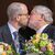 Der ehemalige Benediktiner-Mönch Anselm Bilgri und sein Mann Markus küssen sich 2021 nach ihrer standesamtlichen Trauung. - Foto: Peter Kneffel/dpa