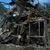 Nach dem russischen Raketenangriff löscht ein Mann in Saporischschja die Überreste eines Feuers in einer zerstörten Autowerkstatt. - Foto: Leo Correa/AP/dpa