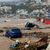 Ein von Schlamm bedecktes Auto, das von den Wassermassen in Heraklion an den Strand gespült wurde. - Foto: Eurokinissi/Eurokinissi via ZUMA Press Wire/dpa