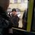 Ein russischer Rekrut blickt durch ein Busfenster auf seine Mutter, die er in einem militärischen Rekrutierungszentrum zurücklassen muss. - Foto: Uncredited/AP/dpa
