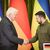 Handschlag: Bundespräsident Frank-Walter Steinmeier (l) und der ukraininische Präsident Wolodymyr Selenskyj in Kiew. - Foto: Michael Kappeler/dpa