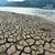 Ein ausgetrocknetes Flussbett liegt frei, nachdem der Wasserstand des Jangtse-Flusses gesunken ist. Unsere Erde befindet sich einem Forscherteam zufolge derzeit schon bei Alarmstufe Rot. - Foto: Uncredited/CHINATOPIX/AP/dpa