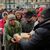 Die Anwohner von Bachmut stehen in einer Schlange, um kostenloses Brot von Freiwilligen zu erhalten. - Foto: Efrem Lukatsky/AP/dpa