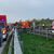 Einsatzwagen der Feuerwehr am Rande der Autobahn A1. Auf der Autobahn-Raststätte Ville Ost hatte ein Tanklastzug Salzsäure verloren. - Foto: -/Feuerwehr Hürth/dpa