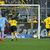 Dortmunds Giovanni Reyna (2.v.r) erzielt das 2:0 per Elfmeter. - Foto: Bernd Thissen/dpa
