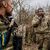 Ein ukrainischer Soldat kommuniziert über ein Walkie-Talkie über mögliche Verletzte in der Gegend um Terny. Die ukrainischen Truppen setzen ihre Gegenoffensive im Osten des Landes fort, stoßen aber in der Region Luhansk auf heftigen Widerstand. - Foto: Ashley Chan/SOPA Images via ZUMA Press Wire/dpa