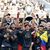 Carlos Vela vom Los Angeles FC hebt den Pokal zusammen mit seinen Mannschaftskameraden in die Höhe. - Foto: Marcio Jose Sanchez/AP/dpa
