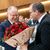 Der SPD-Fraktionsvorsitzende Grant Hendrik Tonne gratuliert Stephan Weil zur Wiederwahl zum Ministerpräsidenten. - Foto: Sina Schuldt/dpa